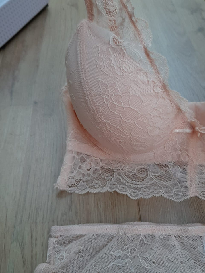 ENSEMBLE REMBOURRE DENTELLE